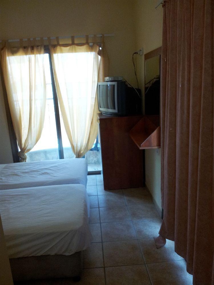Faulty Towers Hotel Eilat Bagian luar foto