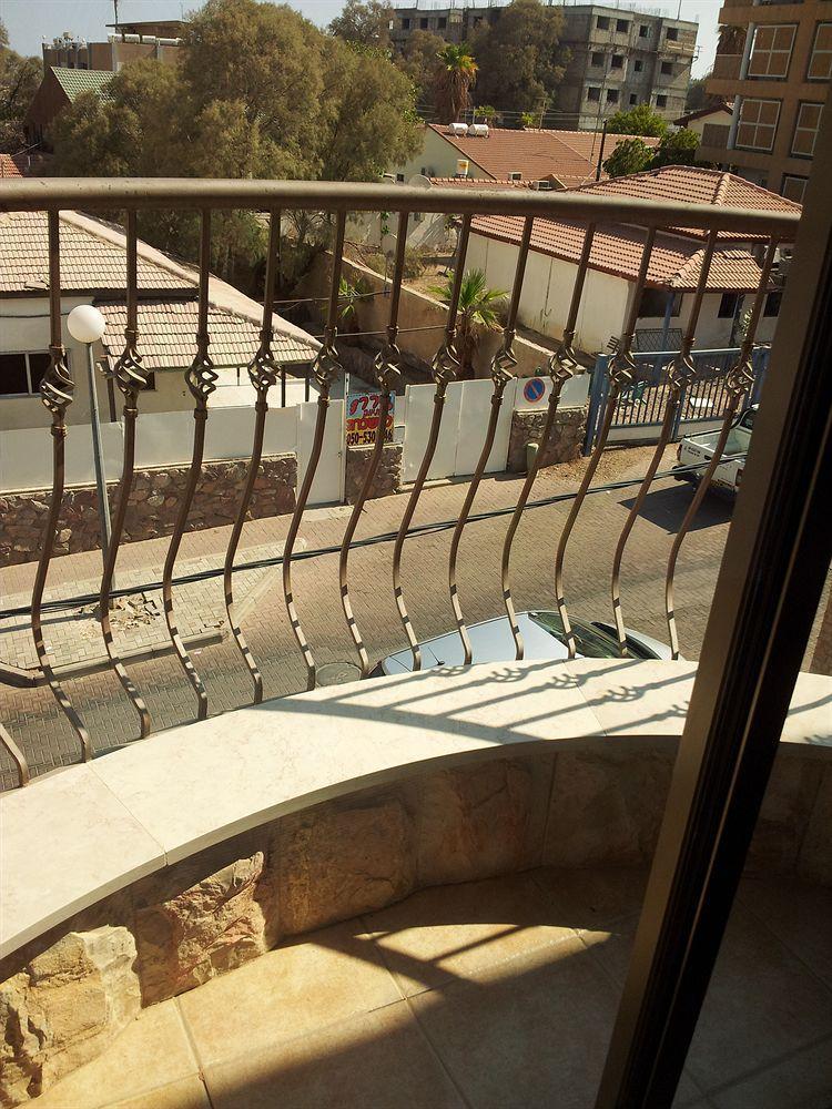 Faulty Towers Hotel Eilat Bagian luar foto