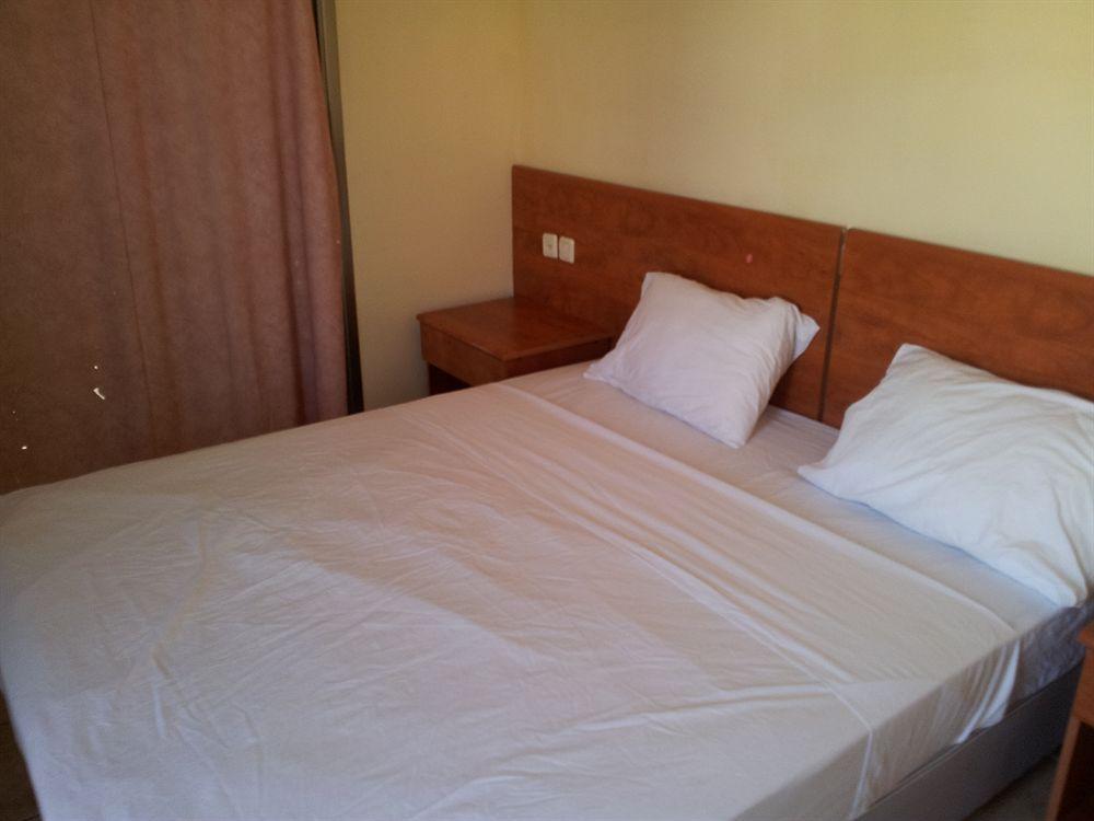 Faulty Towers Hotel Eilat Bagian luar foto