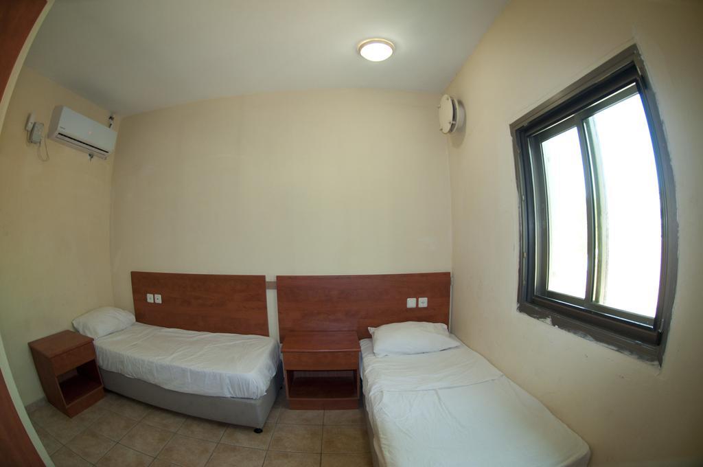 Faulty Towers Hotel Eilat Ruang foto