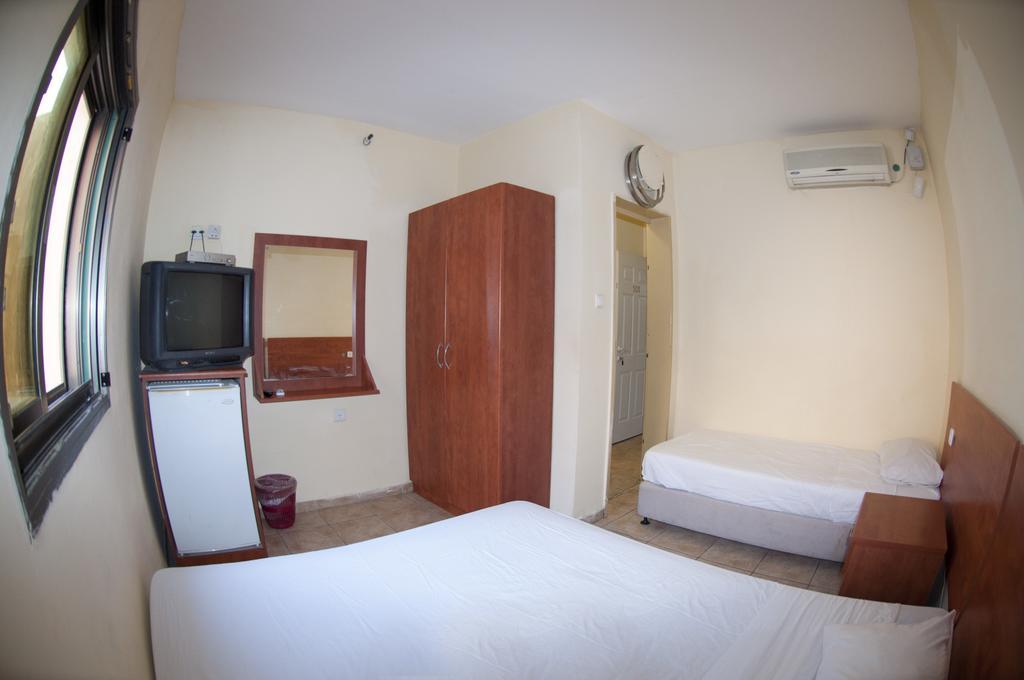 Faulty Towers Hotel Eilat Ruang foto