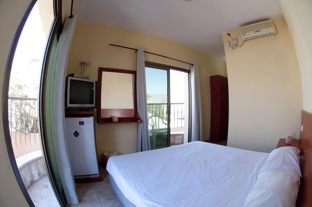 Faulty Towers Hotel Eilat Ruang foto