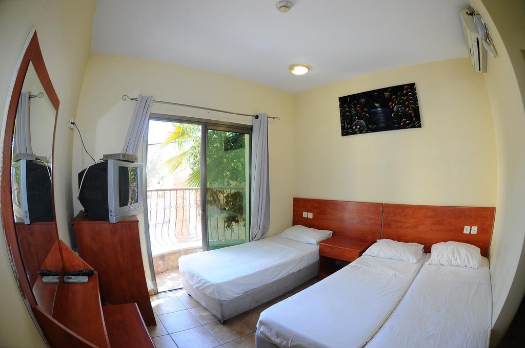 Faulty Towers Hotel Eilat Ruang foto