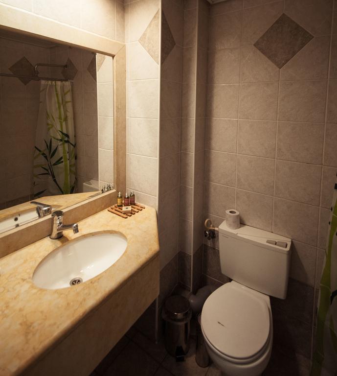 Faulty Towers Hotel Eilat Bagian luar foto