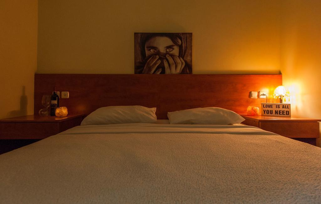 Faulty Towers Hotel Eilat Bagian luar foto