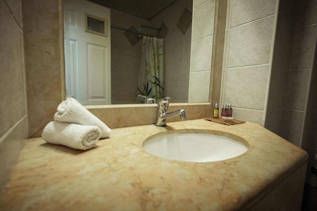 Faulty Towers Hotel Eilat Bagian luar foto
