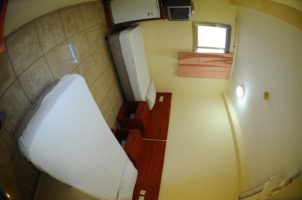 Faulty Towers Hotel Eilat Bagian luar foto
