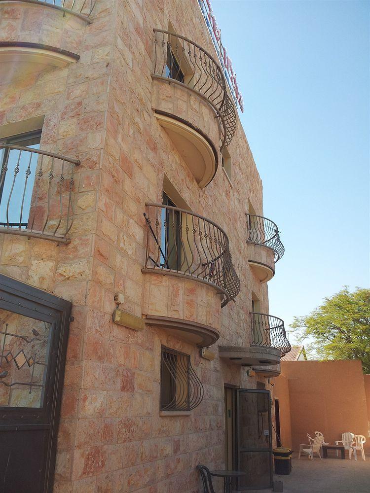 Faulty Towers Hotel Eilat Bagian luar foto