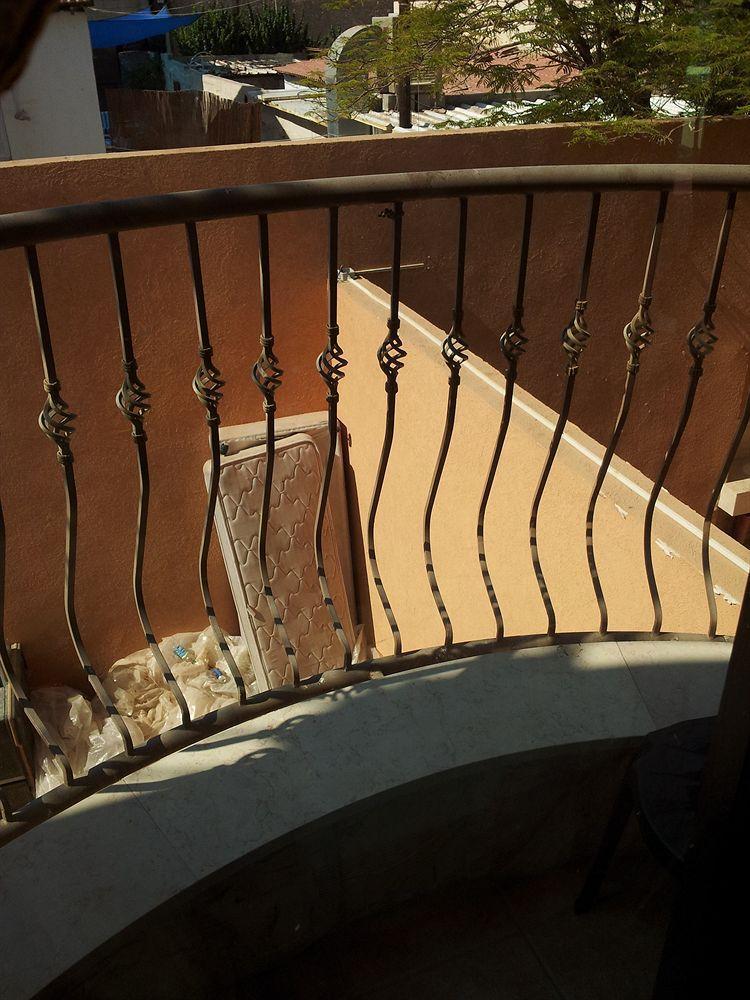 Faulty Towers Hotel Eilat Bagian luar foto