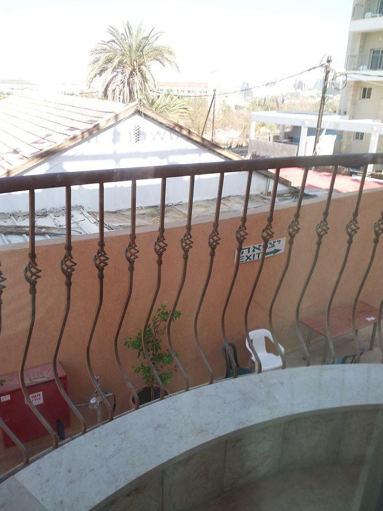 Faulty Towers Hotel Eilat Bagian luar foto
