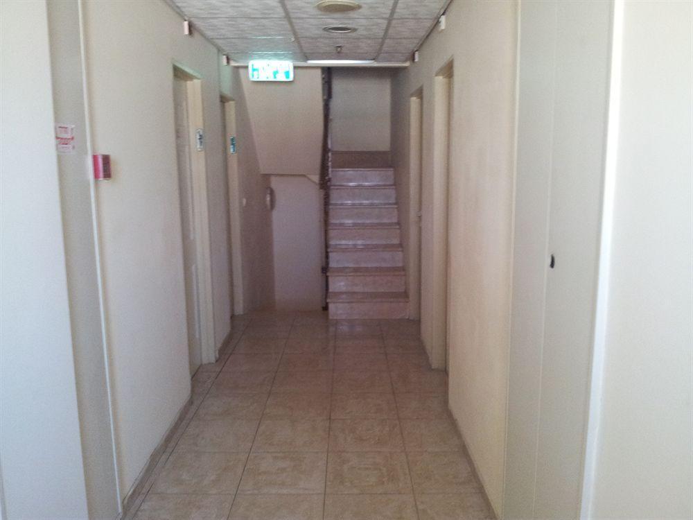 Faulty Towers Hotel Eilat Bagian luar foto