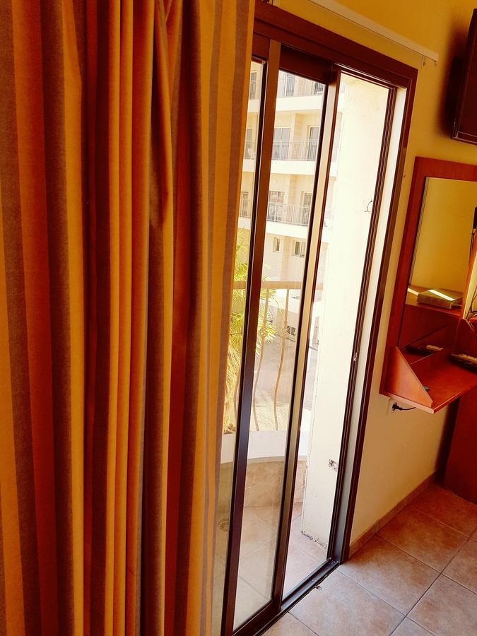 Faulty Towers Hotel Eilat Bagian luar foto