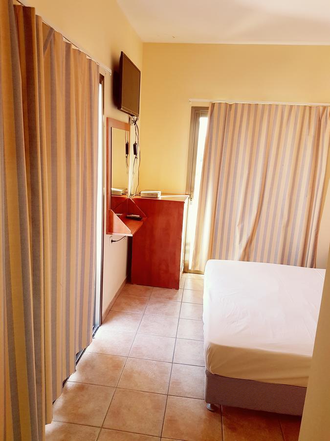 Faulty Towers Hotel Eilat Bagian luar foto