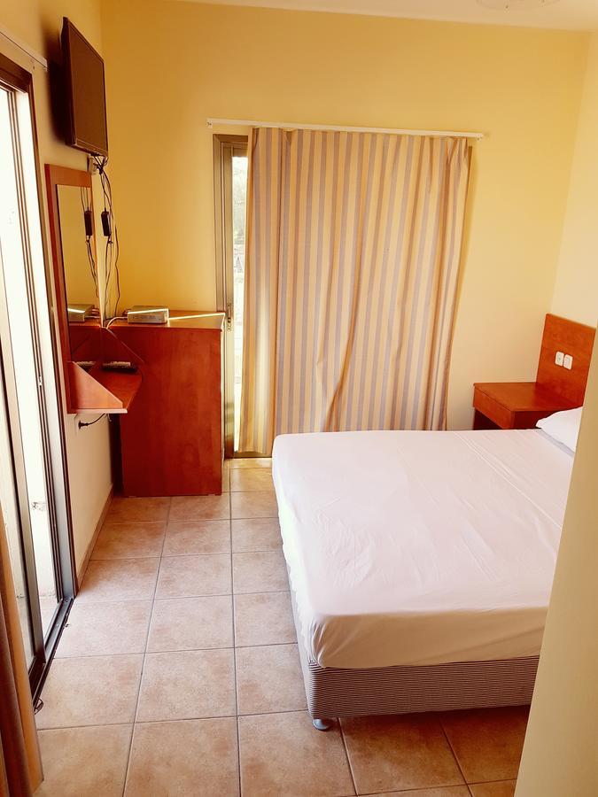Faulty Towers Hotel Eilat Bagian luar foto