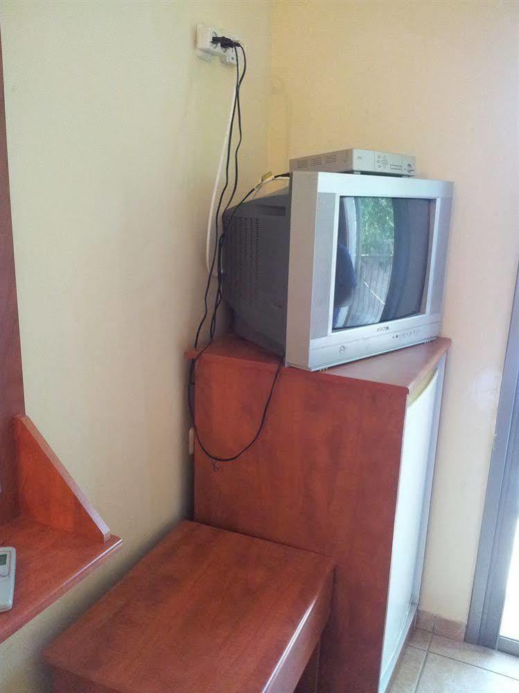 Faulty Towers Hotel Eilat Bagian luar foto