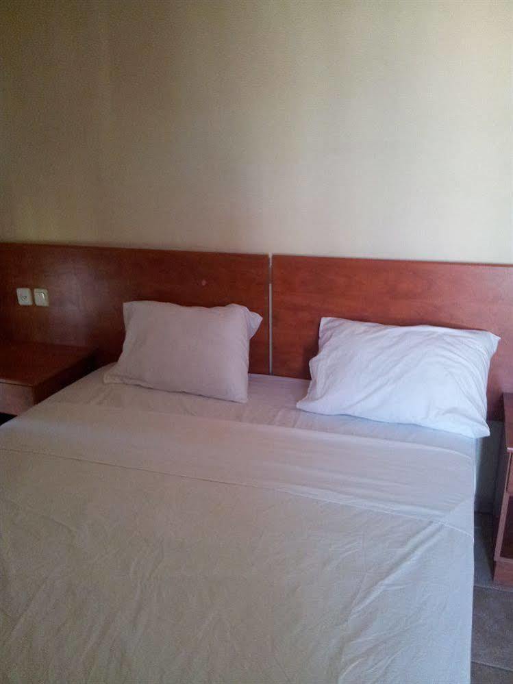 Faulty Towers Hotel Eilat Bagian luar foto