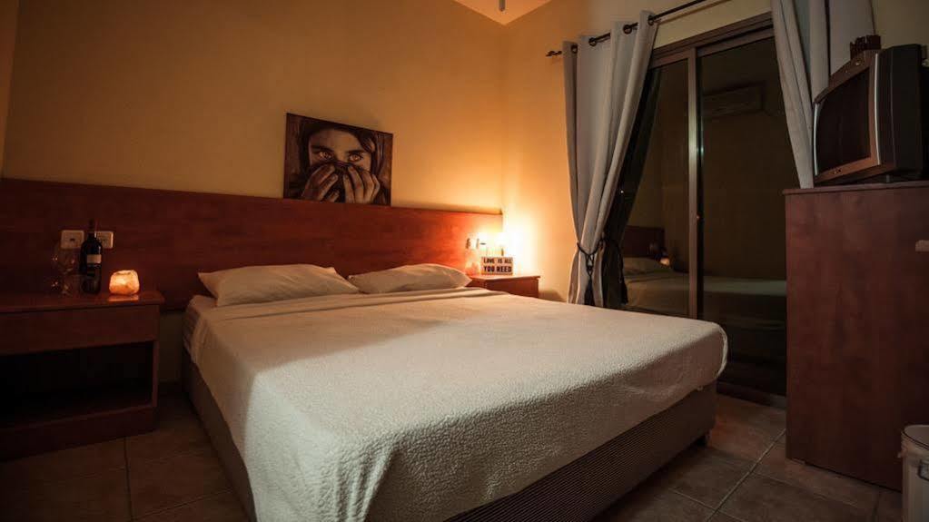 Faulty Towers Hotel Eilat Bagian luar foto